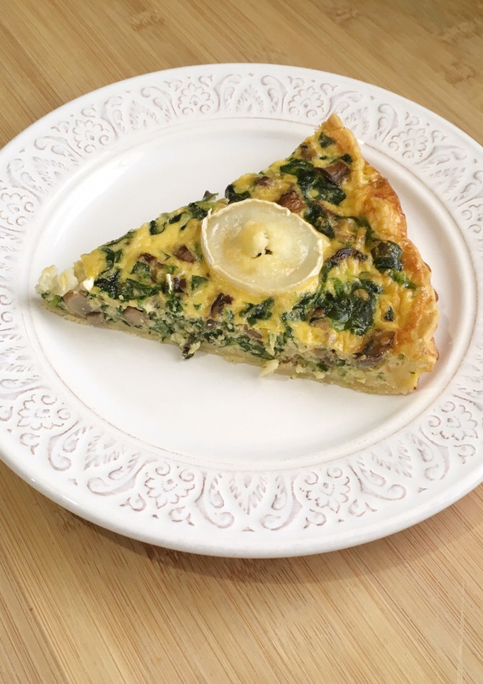 Una foto de Quiche de champiñones y espinacas