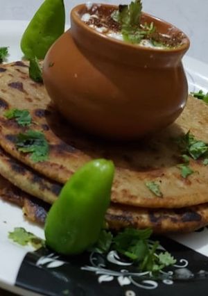 આલુ પરોઠા (Aloo parotha Recipe in Gujarati) રેસીપી મુખ્ય ફોટો