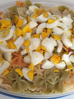 Una foto de 🥚🦀 Ensalada de pasta con huevo duro y surimi