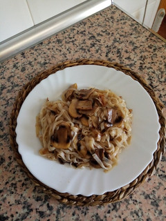 Una foto de Noodles con champiñón