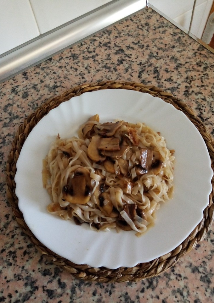 Una foto de Noodles con champiñón