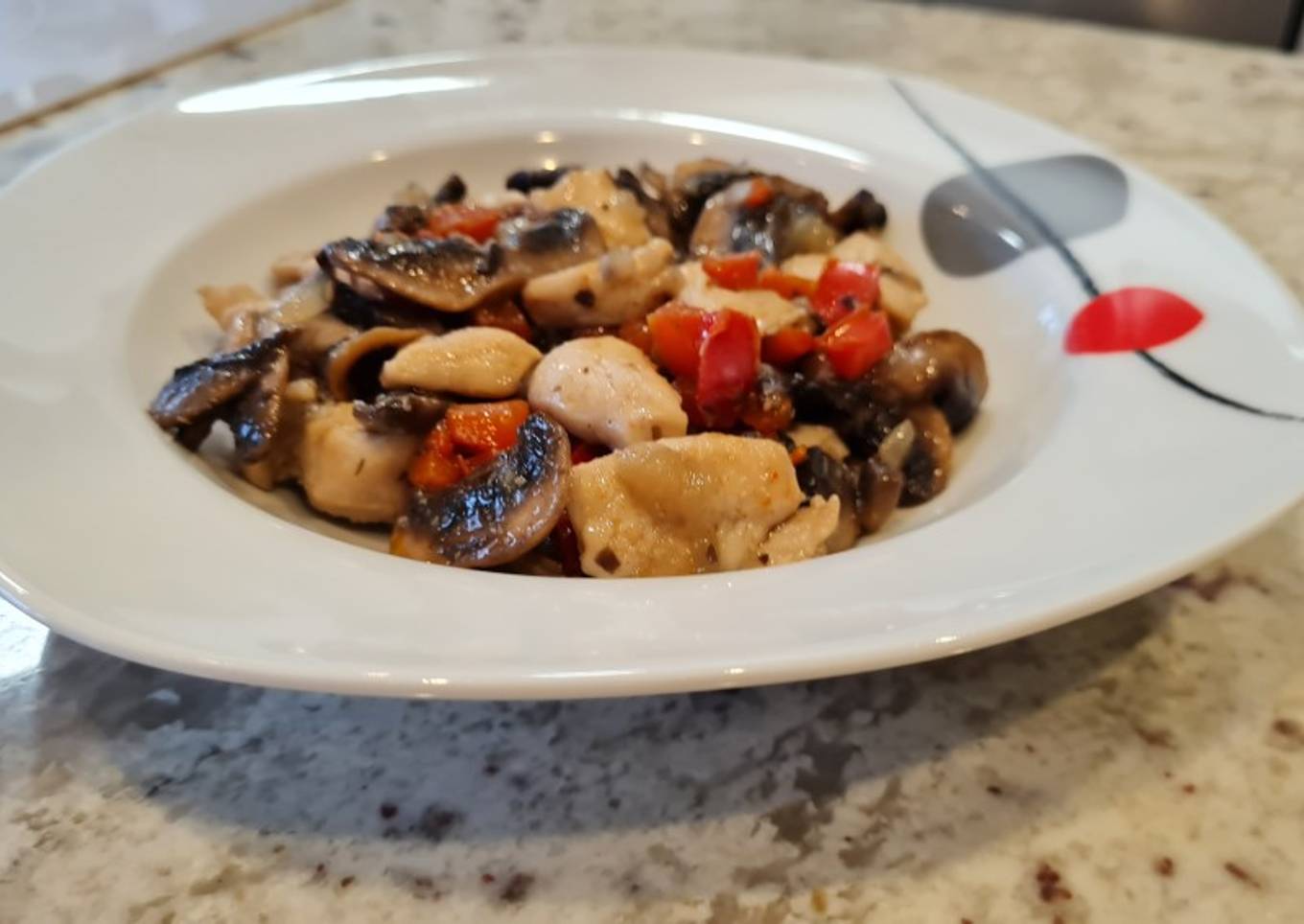 Salteado de champiñones, pollo y pimientos