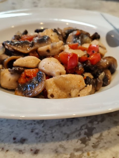 Una foto de Salteado de champiñones, pollo y pimientos