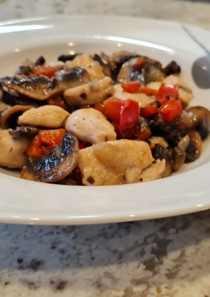 Una foto de Salteado de champiñones, pollo y pimientos