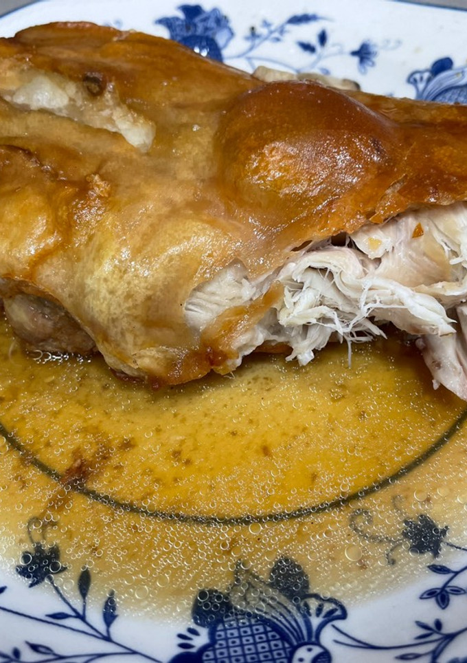 Una foto de Cochinillo al horno