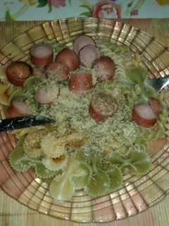 Una foto de Fideos coloridos con panchos