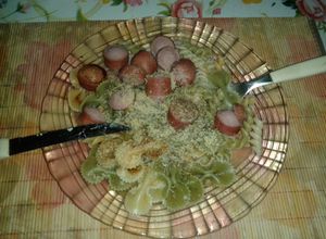 Una foto de Fideos coloridos con panchos