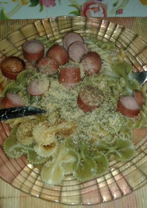 Una foto de Fideos coloridos con panchos