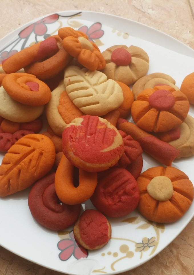 A picture of Colored cookies.