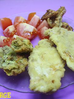 Una foto de Pechuga de pollo rebozada con alcachofas y manzanas