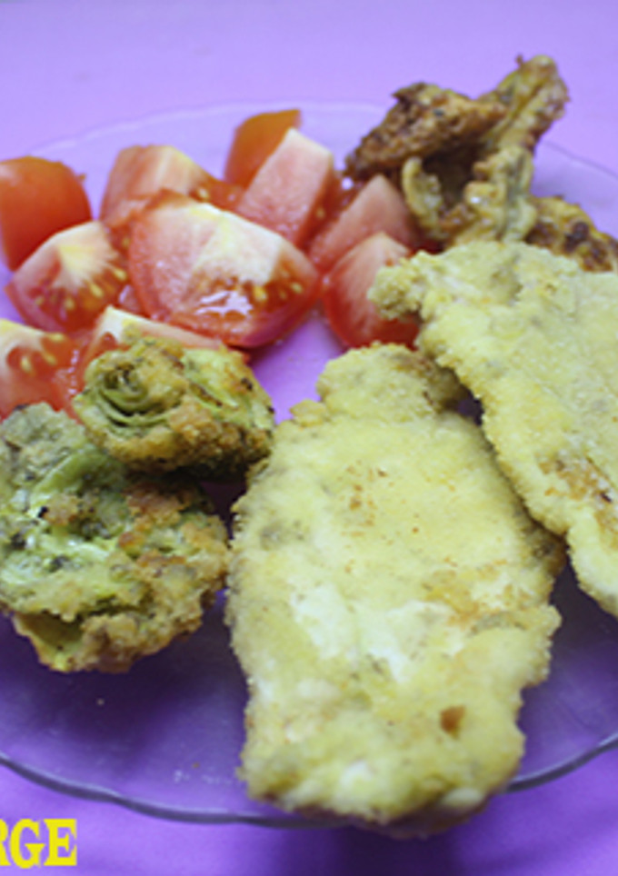 Una foto de Pechuga de pollo rebozada con alcachofas y manzanas