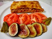 Una foto de ensalada con higos y tomate