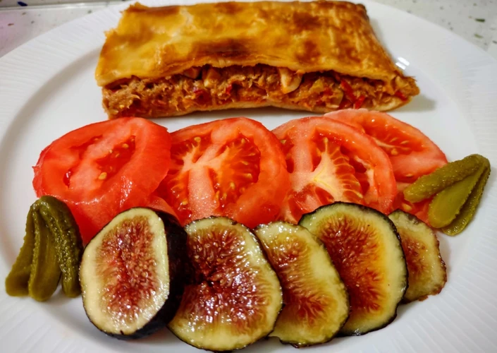 Cómo Hacer  Empanada de atún con ensalada de tomates, higos y pepinillos