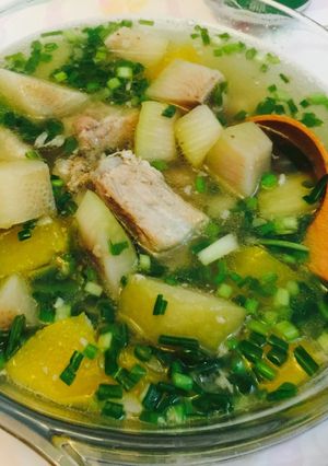 Hình của món Sườn hầm sake và bí đỏ.