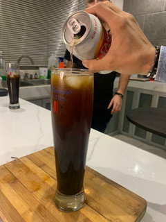 Una foto de Michelada con caldo de res