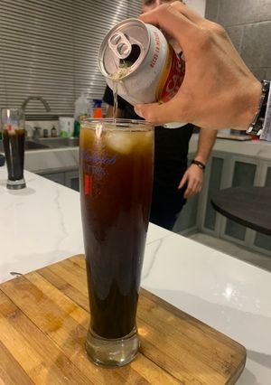 Una foto de Michelada con caldo de res