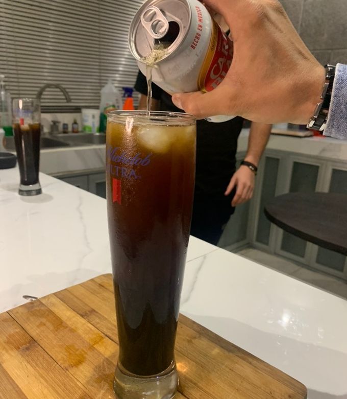 Una foto de Michelada con caldo de res
