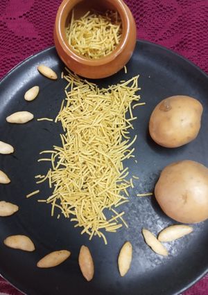 આલુ સેવ (Aloo Sev Recipe In Gujarati) રેસીપી મુખ્ય ફોટો