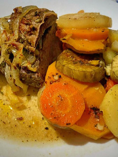 Una foto de Vacío al horno con verduras al vino 🥩🥔🥕🧅🍠