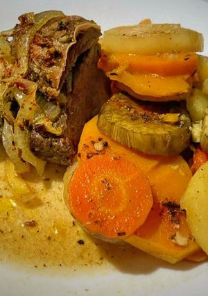 Una foto de Vacío al horno con verduras al vino 🥩🥔🥕🧅🍠