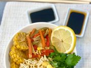 Une photo de riz thai sauce soja