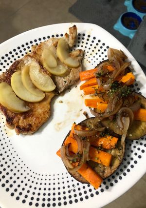 Una foto de Lomo de cerdo en salsa de manzana y verduras al horno