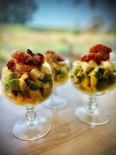 Una foto de Copas de aguacate, mango y queso con langostinos