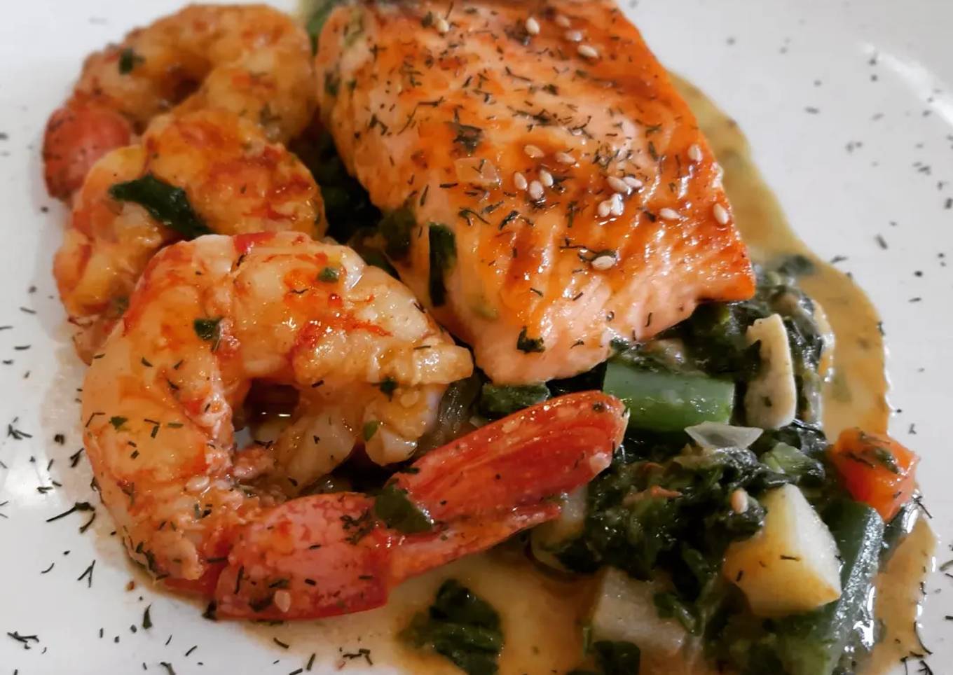 Salmón con salsa de espinacas y verduritas con gambas