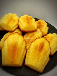 Una foto de Madeleine de naranja