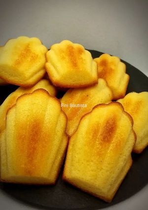 Una foto de Madeleine de naranja