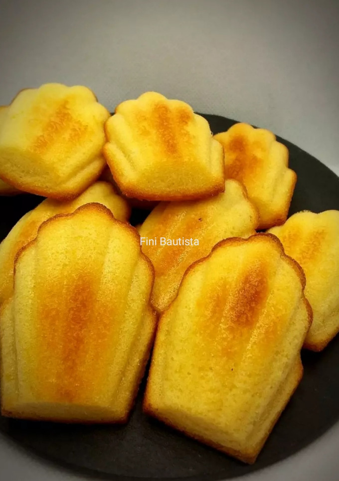 Una foto de Madeleine de naranja