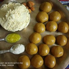 A picture of Besan Ladoo.