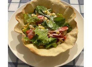 Foto di Caesar salad con pomodori, mais e galbanino 🥗🥙