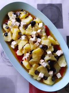 Una foto de Ensalada de patatas, piquillos confitados y queso feta