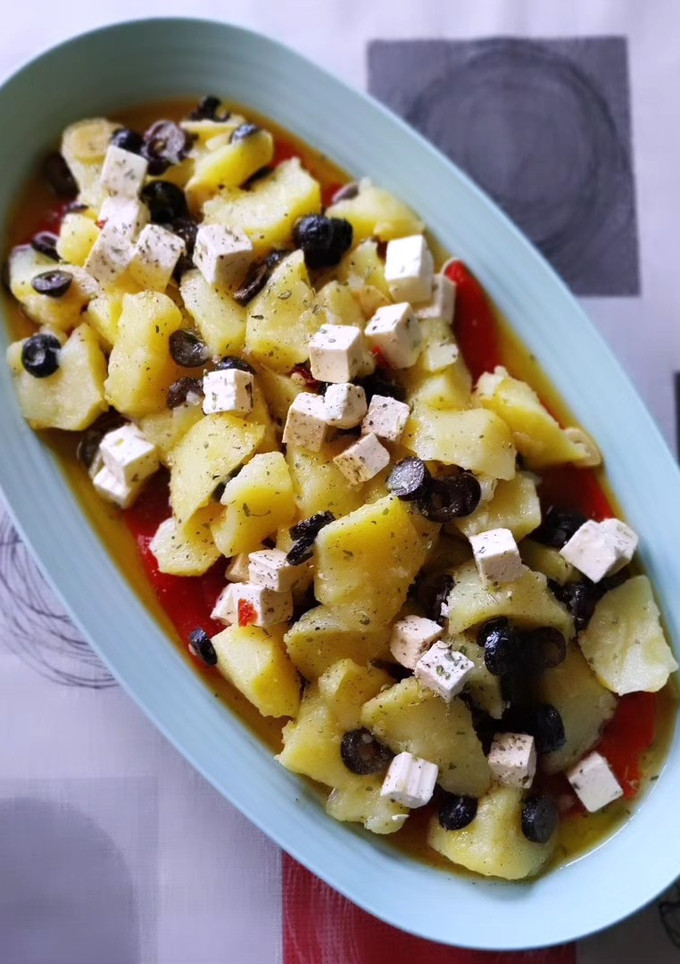 Una foto de Ensalada de patatas, piquillos confitados y queso feta