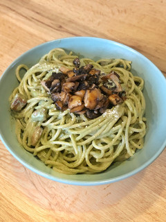 Una foto de Pasta con salsa de espinacas y champiñones