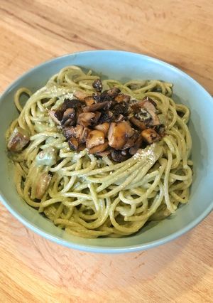 Una foto de Pasta con salsa de espinacas y champiñones