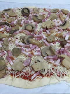 Una foto de Pizza de bacon y champiñones facilita