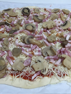 Una foto de Pizza de bacon y champiñones facilita