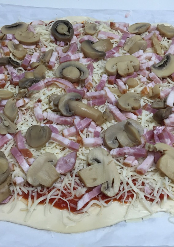Una foto de Pizza de bacon y champiñones facilita