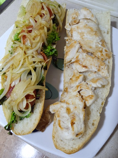 Una foto de Bocata de pechuga con lechuga