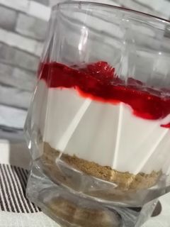 Una foto de Tarta de queso con compota de fresa (receta fría)
