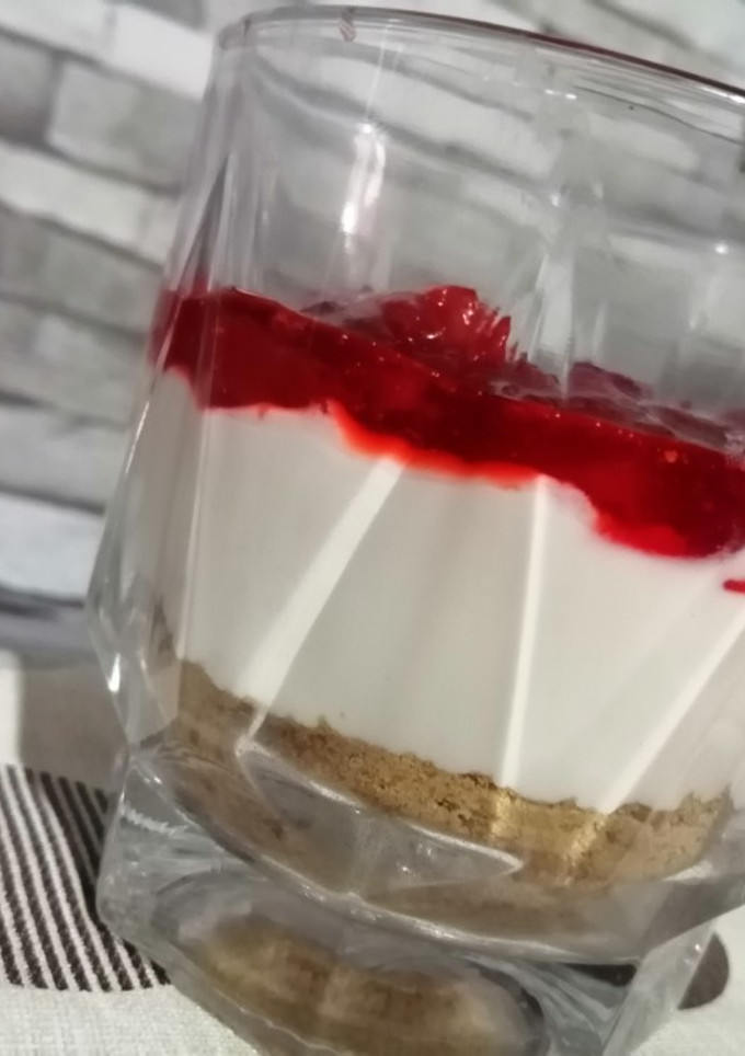 Una foto de Tarta de queso con compota de fresa (receta fría)