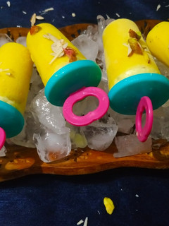 मैंगो पॉप्सिकल (Mango Popsicle recipe in Hindi) रेसिपी मुख्य फोटो