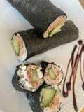Sushi: Maki-Rolle mit Thunfisch und Gurke