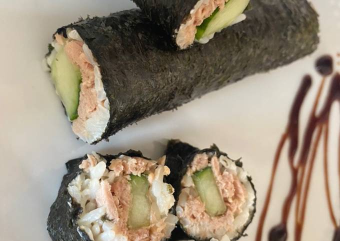 Sushi: Maki-Rolle mit Thunfisch und Gurke