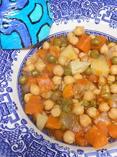 Una foto de Potaje de garbanzos, calabaza, batata y guisantes