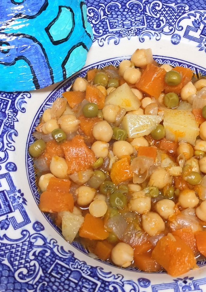 Una foto de Potaje de garbanzos, calabaza, batata y guisantes