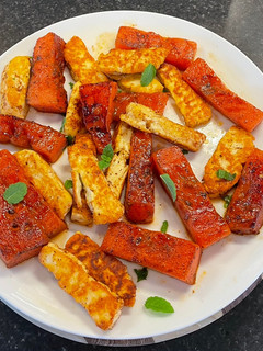 A picture of Spiced halloumi and watermelon Salad:.
