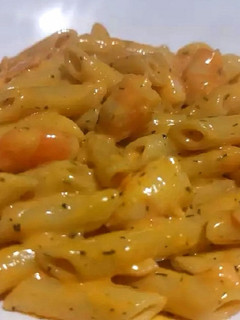 Una foto de Pasta con langostinos y salmón ahumado